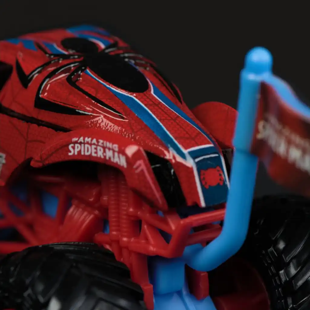 Luo omat eeppiset temppusi Spider-Man monster truckin kanssa.