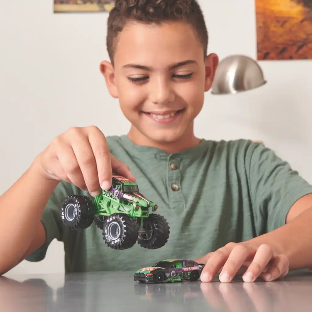 Loputon hauskuus omien Monster Jam tarinoiden luomisessa.