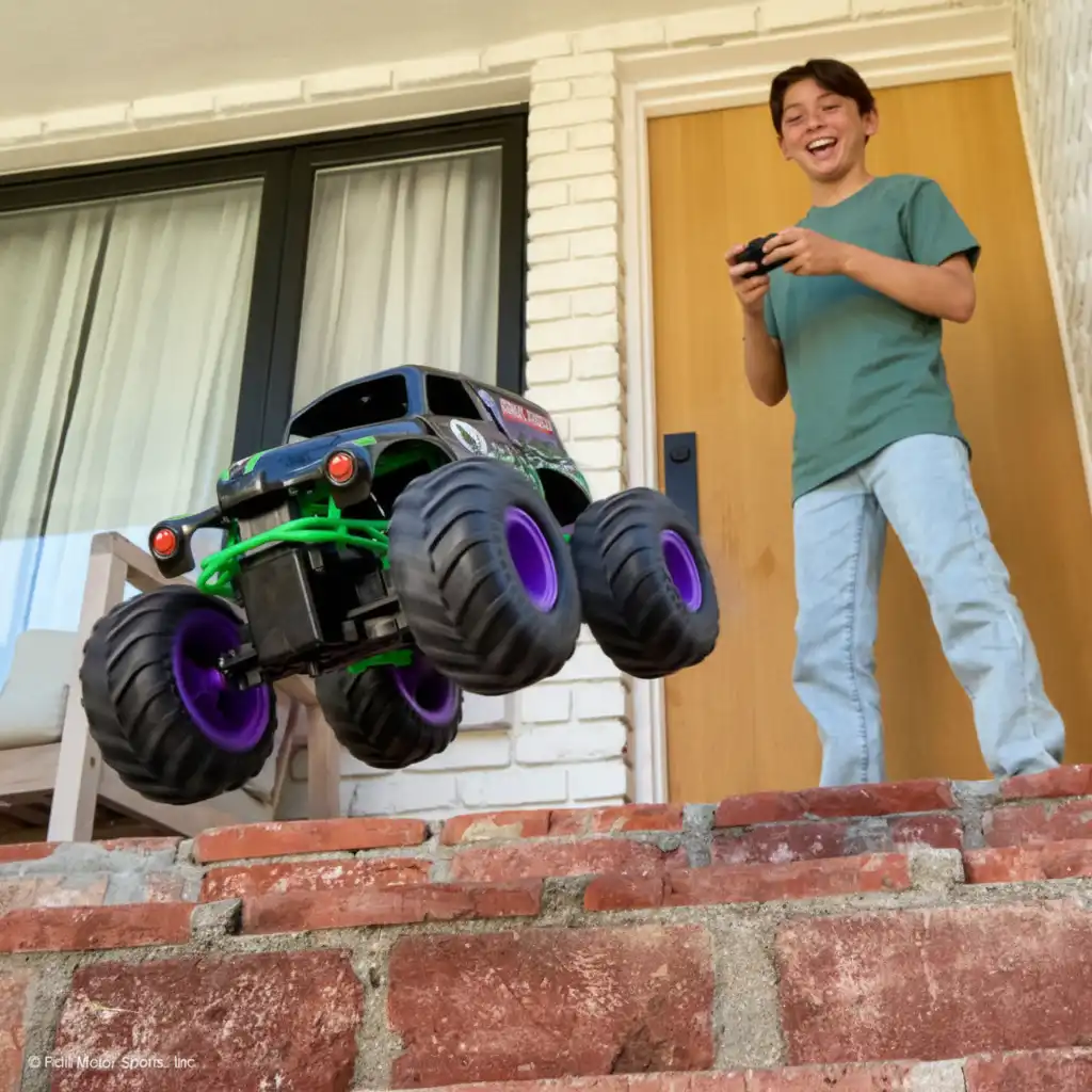 Luo oma Monster Jam -areenasi täynnä esteitä!