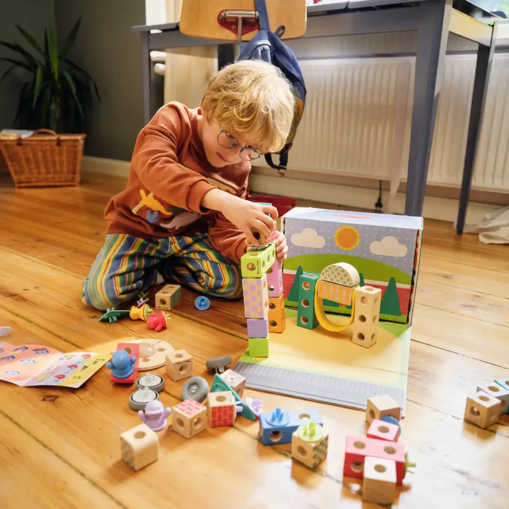 Tarkasti valmistetut puiset palikat turvalliseen ja hauskaan leikkiin.